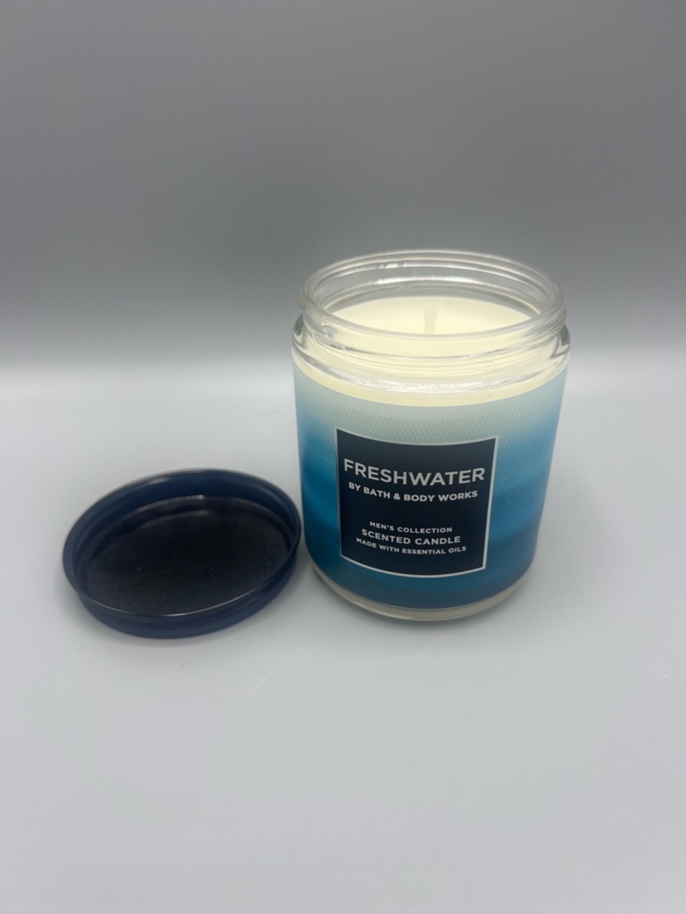 Bath & Body Works Men’s Collection Freshwater 1-Wick Scented Candle 7 oz - Picture 2 of 3